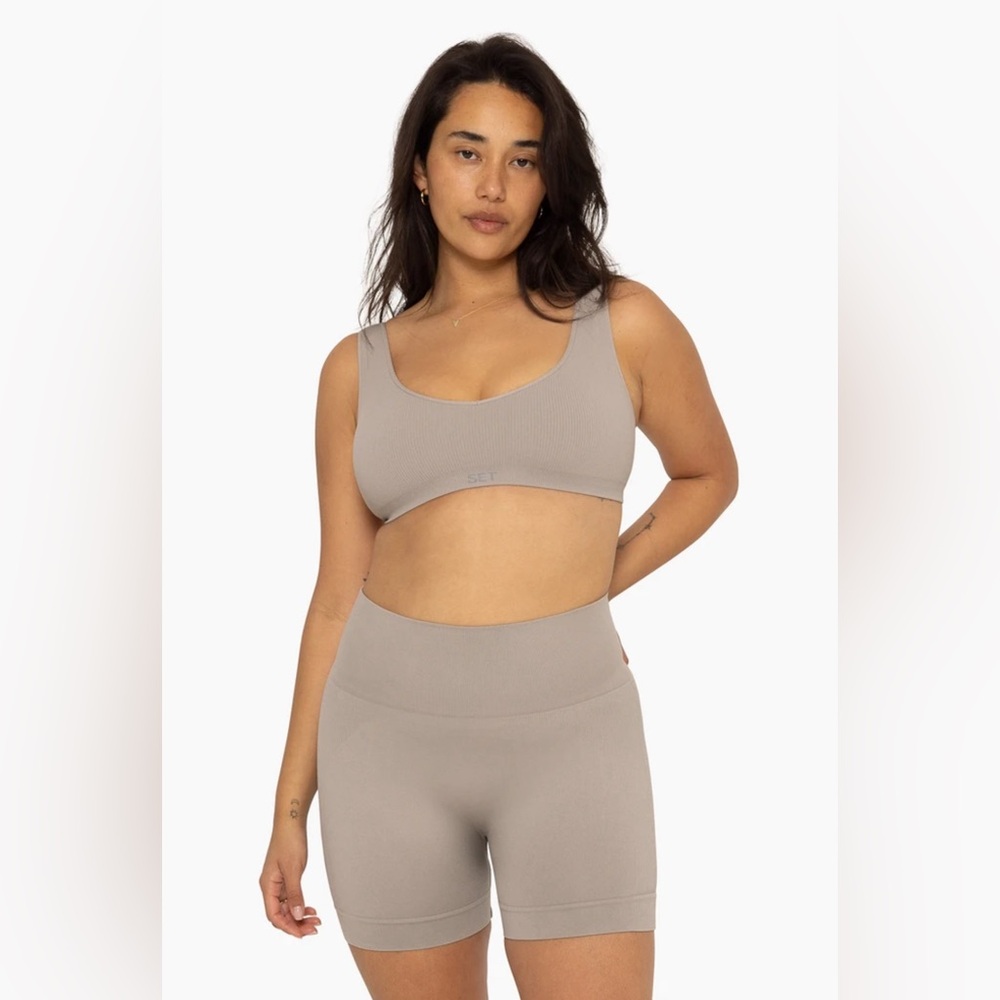 Set Active Sculptflex Plunge Bra & bike shorts in color Breeze